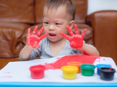 Modulo Kids boy playing with paint